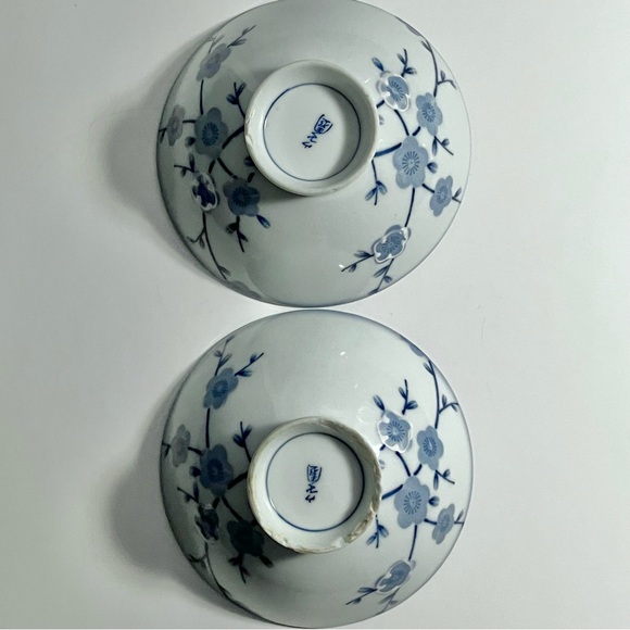 VINTAGE JAPANESE RICE BOWLS / Blue Cherry Blossom Decoration / Chips On Bottom - Picture 4 of 11